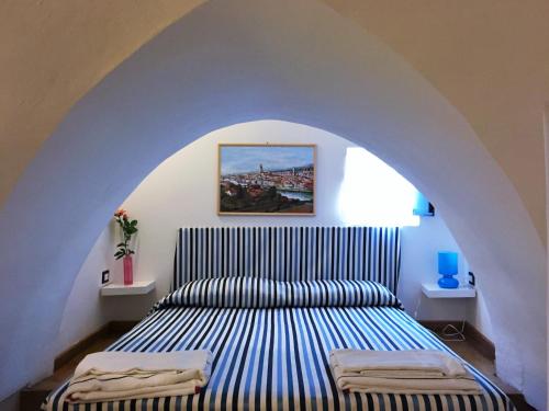 una camera con letto ad arco di Cathedral Suite a Otranto