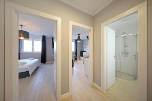 Ett badrum på City Marine Luxury Apartments