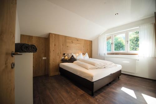 Un pat sau paturi într-o cameră la Appartements Bergheim St Andrä bei Brixen