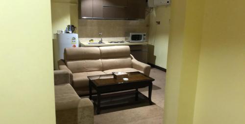a living room with a couch and a table at قصر الباحة للشقق المخدومة تصنيف اقتصادي in Al Baha