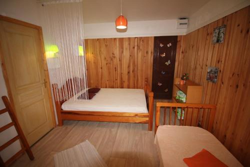 Cette petite chambre comprend un lit et une porte. dans l'établissement Gîte Valescure, à Saint-Michel-de-Dèze