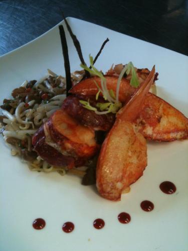 Makanan di atau berdekatan hotel