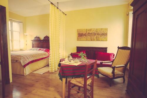 Antica Casa Nebiolo في Portacomaro: غرفة نوم بسرير وطاولة وكراسي