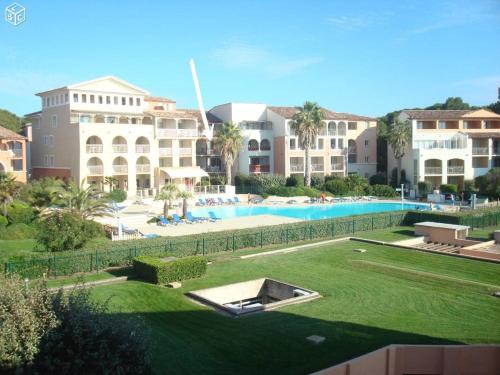 Gallery image of Beau T2 vue mer dans résidence standing avec piscine classé 3 étoiles in Six-Fours-les-Plages