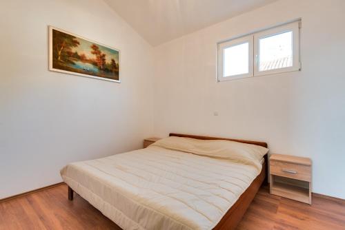 Habitación pequeña con cama y ventana en Jadrija 6 en Šibenik
