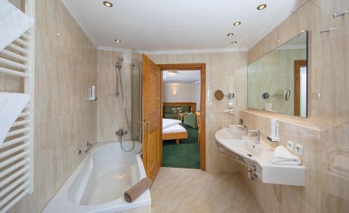 Ванная комната в Hotel zum Hirschen