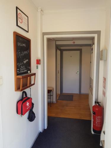 a room with a chalkboard on the wall and a hallway at Brukshotellet Skinnsberg in Skinnskatteberg