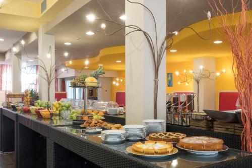a buffet line with food on a table at Hotel San Marco Fitness Pool & Spa in Verona