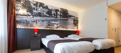two beds in a hotel room with a picture on the wall at Bastion Hotel Den Haag Rijswijk in Rijswijk