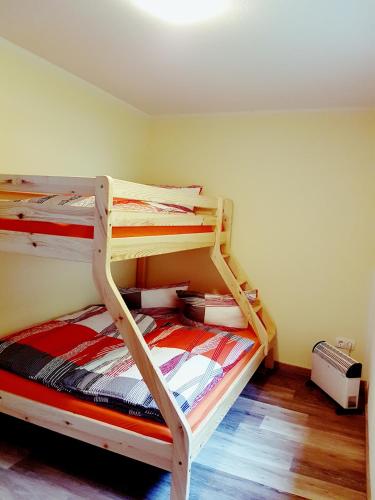 a bedroom with two bunk beds in a room at Ferienhaus am Badesee Schönsee Bungalow 12 in Urnshausen