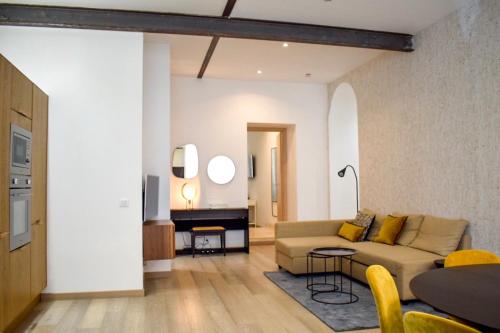 un salon avec un canapé et une table dans l'établissement Résidence Barla, à Nice