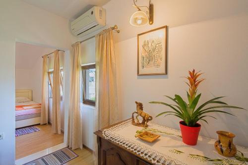een kamer met een tafel met een plant erop bij Astor apartments in Budva