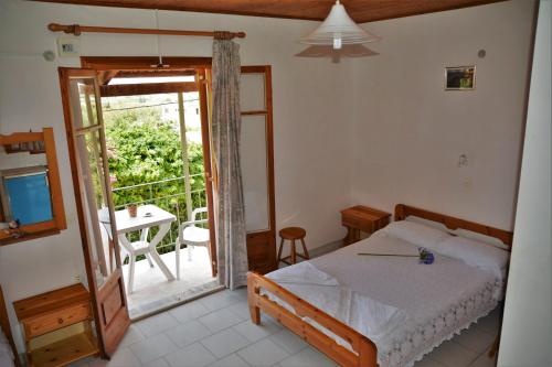 Postel nebo postele na pokoji v ubytování Petros Giatras - Rooms