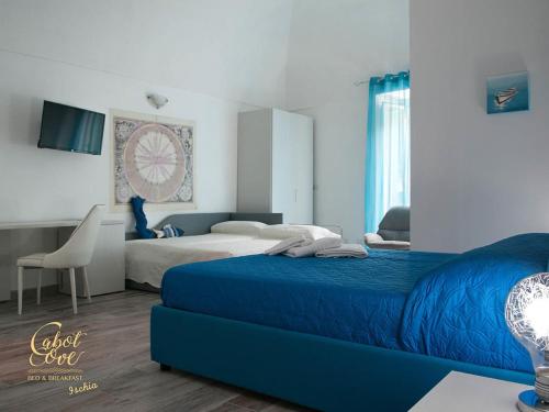 una camera con due letti e un letto blu di Cabot Cove B&B a Gaeta