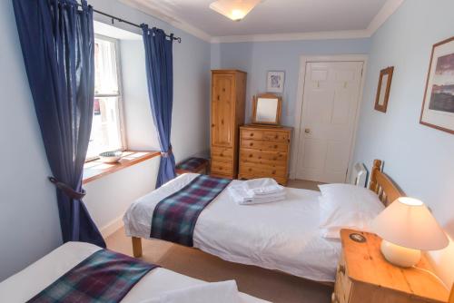 En eller flere senger på et rom på Ballat Smithy Cottage