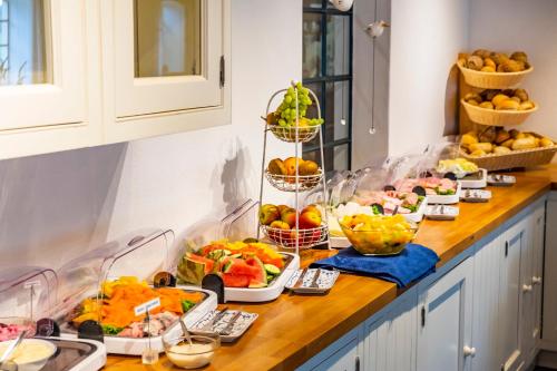 a buffet of fruits and vegetables on a counter at Hotel, Restaurant, Café Pharisäerhof - Nordseeurlaub mit Hund in Nordstrand