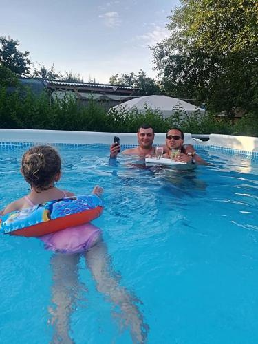 Bassein majutusasutuses Camping Casuta Mihaela või selle lähedal