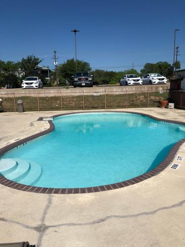 La alberca dentro o cerca de Windcrest Inn and Suites
