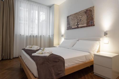 a bedroom with a bed with towels on it at Flats4Rent Casa Sailù in Verona