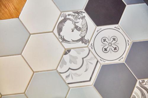 a white tiled floor with a flower on it at Apartmán Šestka - u kabinové lanovky Jánské Lázně in Janske Lazne