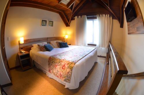 Uma cama ou camas num quarto em Hotel Renascença