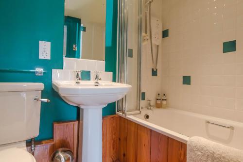 Ett badrum på Ballat Smithy Cottage
