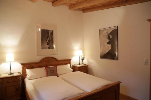 een slaapkamer met een bed met twee lampen aan beide zijden bij Ferienwohnung Angerer in Stumm
