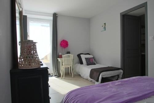 - une chambre avec un lit, une table et une fenêtre dans l'établissement Les Hardilles, à Châtillon-sur-Cher