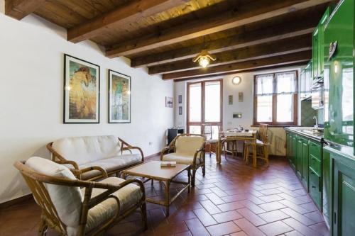 - un salon avec un canapé, des chaises et une table dans l'établissement Antica Tonnara Porto Paglia, à Gonnesa