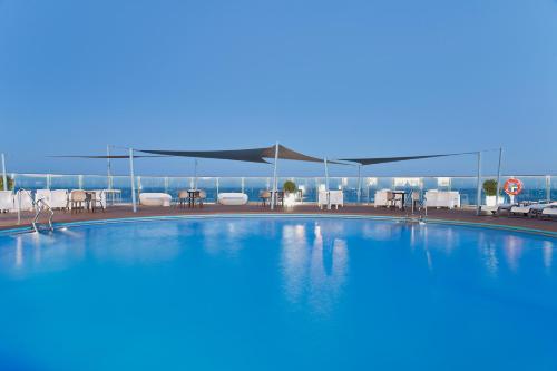 a large swimming pool on the roof of a building at Hotel El Puerto by Pierre Vacances in Fuengirola