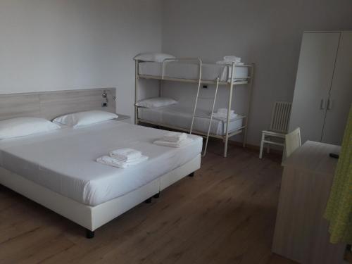 1 dormitorio con 1 cama y 2 literas en Albergo Diffuso Belvedere, en Alice Bel Colle