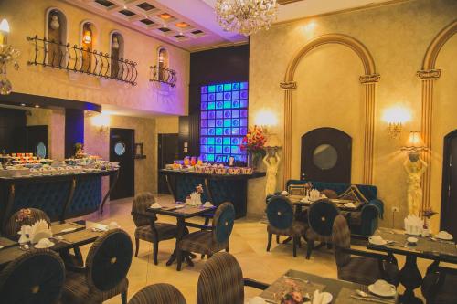 Restaurace v ubytování Queens Suite Hotel