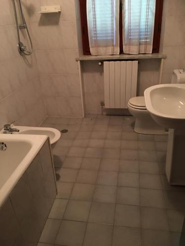 LuniにあるCASA DEGLI ZII appartamento Letiziaのバスルーム(洗面台、トイレ付)