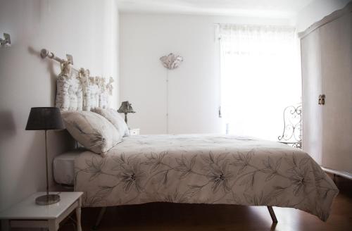 um quarto com uma cama e uma janela em Appartamenti Mori em Belluno