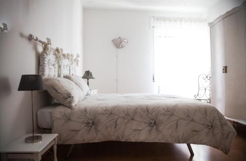 a bedroom with a bed and a window at Appartamenti Mori in Belluno