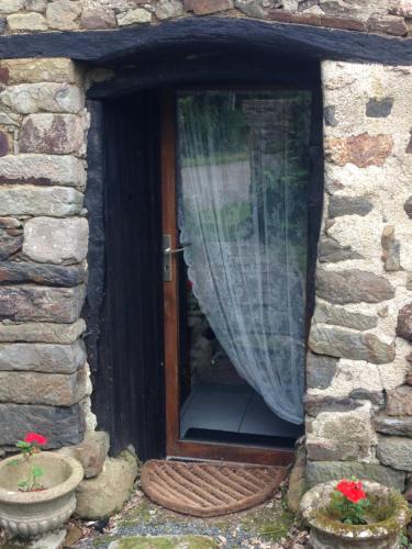 a door with a window with a curtain on it at Le Petit Chateau, Matisse in Noyal-Pontivy