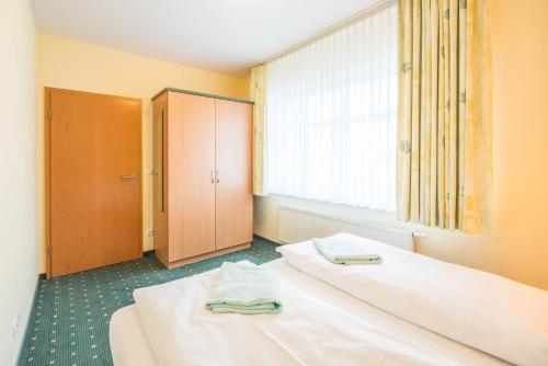 a hospital room with two beds and a window at Am Weststrand Aparthotel Kühlungsborn in Kühlungsborn