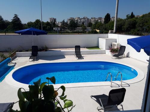 Bazén v ubytovaní Zadar Booking Villa Franov with Pool, 10 min from the Old Town of Zadar alebo v jeho blízkosti