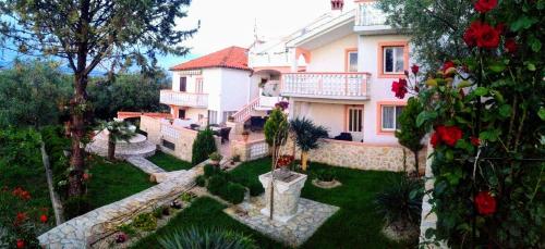 Κήπος έξω από το Apartments Katičin