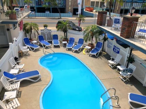 懷爾德伍德的住宿－Sea Kist Motel，享有带躺椅和四面 ⁇ 的游泳池的上方景致。