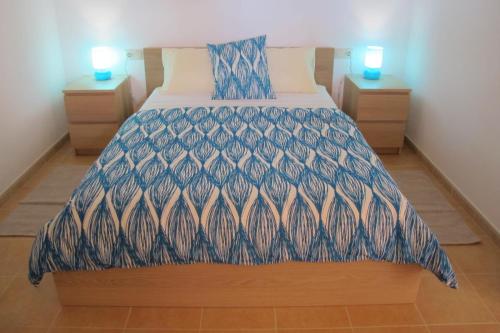 1 dormitorio con 1 cama grande y 2 mesitas de noche en Casa Can Pep - Astbury Formentera en Sant Ferran de Ses Roques