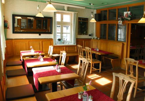 Un restaurante o sitio para comer en An der Persiluhr Stadt-gut-Hotel
