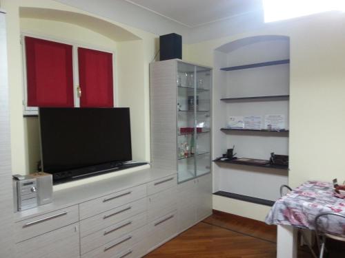a living room with a flat screen tv on a wall at Smiths & Herreros in Genova