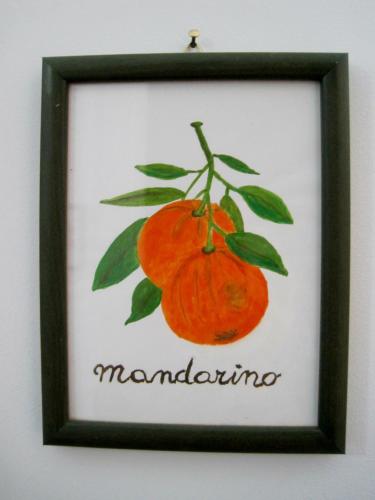 a picture of an orange with the word mandarin at Lirma B&B in Cefalù