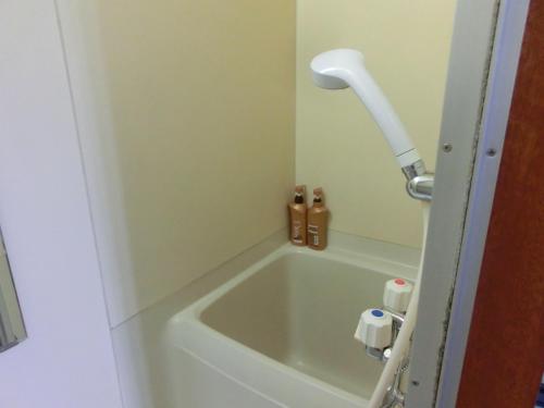 uma banheira na casa de banho com um chuveiro em Almaz Place #205 em Sapporo