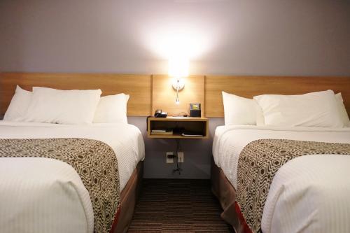 Ein Bett oder Betten in einem Zimmer der Unterkunft Microtel Casselman