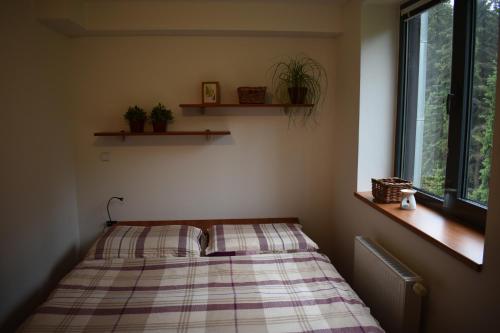 Un pat sau paturi într-o cameră la Apartment Mumlava falls