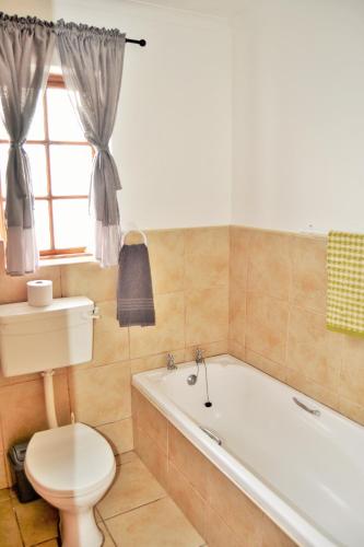 Ένα μπάνιο στο Agulhas Heights self-catering cottages BEST OCEAN VIEWS