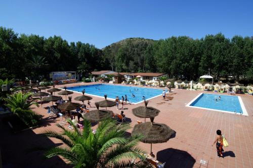 un gruppo di persone in una piscina in un resort di Villaggio Marbella Club a Palinuro