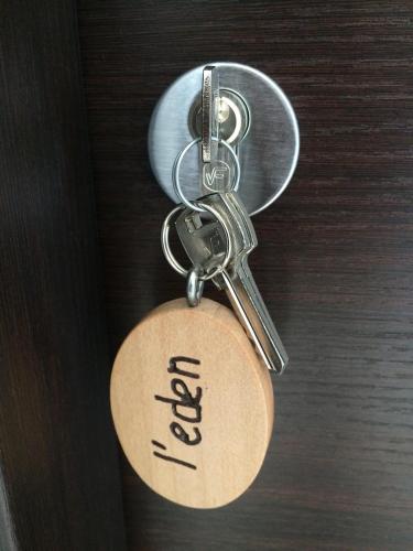 a key chain with the word debt on it at La casa nel verde in Castelmezzano